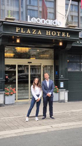 Paulina en Lorenzo aan de ingang van Leonardo Plaza Hotel